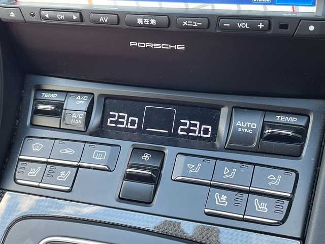 ポルシェ ９１１ ターボS 広島県 2016(平28)年 3万km キャララホワイトメタリック サンルーフ/スポーツクロノパッケージ/ポルシェ・アダプティブ・エアロダイナミクス（ＰＡＡ）/・可変フロントスポイラー/・自動調整リアウイング/ポルシェ・ダイナミック・シャシーコントロール（ＰＤＣＣ）/ポルシェ・セラミックコンポジット・ブレーキ（ＰＣＣＢ）/・イエローキャリパー/Clarionナビ（CD/DVD/フルセグTV/Bluetooth）/バックカメラ/ETC/ドライブレコーダー/赤レザーシート/・シートヒーター/・エアシート/・パワーシート/クルーズコントロール/LEDヘッドライト/純正20インチAW/ステアリングスイッチ/スペアキー