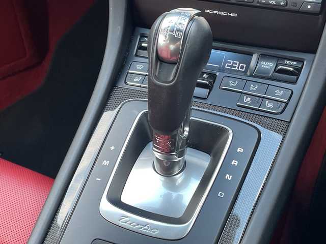 ポルシェ ９１１ ターボS 広島県 2016(平28)年 3万km キャララホワイトメタリック サンルーフ/スポーツクロノパッケージ/ポルシェ・アダプティブ・エアロダイナミクス（ＰＡＡ）/・可変フロントスポイラー/・自動調整リアウイング/ポルシェ・ダイナミック・シャシーコントロール（ＰＤＣＣ）/ポルシェ・セラミックコンポジット・ブレーキ（ＰＣＣＢ）/・イエローキャリパー/Clarionナビ（CD/DVD/フルセグTV/Bluetooth）/バックカメラ/ETC/ドライブレコーダー/赤レザーシート/・シートヒーター/・エアシート/・パワーシート/クルーズコントロール/LEDヘッドライト/純正20インチAW/ステアリングスイッチ/スペアキー
