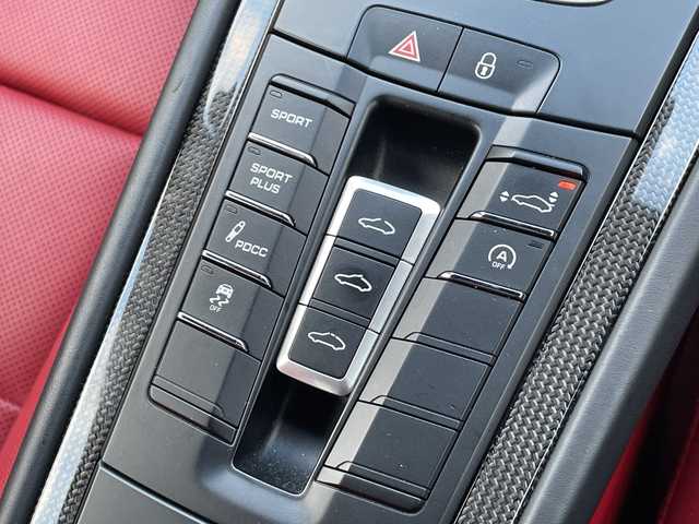 ポルシェ ９１１ ターボS 広島県 2016(平28)年 3万km キャララホワイトメタリック サンルーフ/スポーツクロノパッケージ/ポルシェ・アダプティブ・エアロダイナミクス（ＰＡＡ）/・可変フロントスポイラー/・自動調整リアウイング/ポルシェ・ダイナミック・シャシーコントロール（ＰＤＣＣ）/ポルシェ・セラミックコンポジット・ブレーキ（ＰＣＣＢ）/・イエローキャリパー/Clarionナビ（CD/DVD/フルセグTV/Bluetooth）/バックカメラ/ETC/ドライブレコーダー/赤レザーシート/・シートヒーター/・エアシート/・パワーシート/クルーズコントロール/LEDヘッドライト/純正20インチAW/ステアリングスイッチ/スペアキー