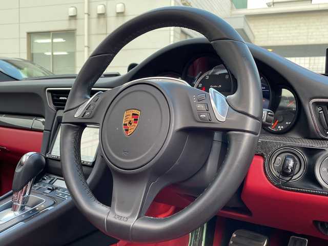 ポルシェ ９１１ ターボS 広島県 2016(平28)年 3万km キャララホワイトメタリック サンルーフ/スポーツクロノパッケージ/ポルシェ・アダプティブ・エアロダイナミクス（ＰＡＡ）/・可変フロントスポイラー/・自動調整リアウイング/ポルシェ・ダイナミック・シャシーコントロール（ＰＤＣＣ）/ポルシェ・セラミックコンポジット・ブレーキ（ＰＣＣＢ）/・イエローキャリパー/Clarionナビ（CD/DVD/フルセグTV/Bluetooth）/バックカメラ/ETC/ドライブレコーダー/赤レザーシート/・シートヒーター/・エアシート/・パワーシート/クルーズコントロール/LEDヘッドライト/純正20インチAW/ステアリングスイッチ/スペアキー