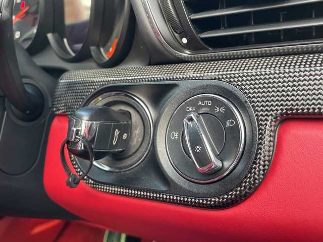 ポルシェ ９１１ ターボS 広島県 2016(平28)年 3万km キャララホワイトメタリック サンルーフ/スポーツクロノパッケージ/ポルシェ・アダプティブ・エアロダイナミクス（ＰＡＡ）/・可変フロントスポイラー/・自動調整リアウイング/ポルシェ・ダイナミック・シャシーコントロール（ＰＤＣＣ）/ポルシェ・セラミックコンポジット・ブレーキ（ＰＣＣＢ）/・イエローキャリパー/Clarionナビ（CD/DVD/フルセグTV/Bluetooth）/バックカメラ/ETC/ドライブレコーダー/赤レザーシート/・シートヒーター/・エアシート/・パワーシート/クルーズコントロール/LEDヘッドライト/純正20インチAW/ステアリングスイッチ/スペアキー