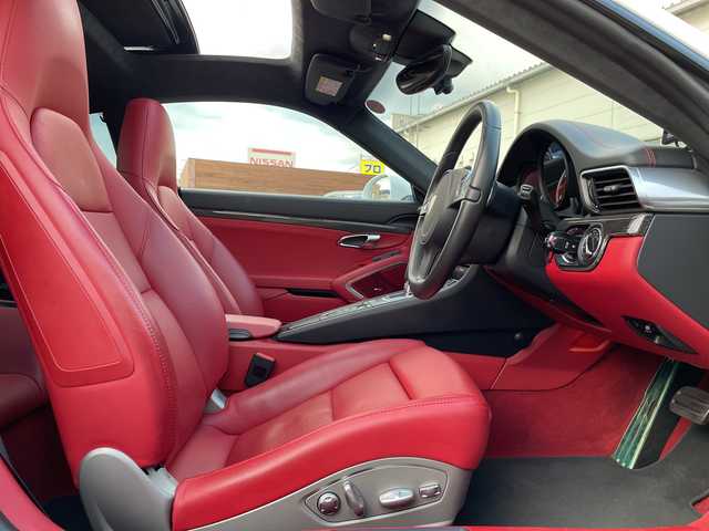 ポルシェ ９１１ ターボS 広島県 2016(平28)年 3万km キャララホワイトメタリック サンルーフ/スポーツクロノパッケージ/ポルシェ・アダプティブ・エアロダイナミクス（ＰＡＡ）/・可変フロントスポイラー/・自動調整リアウイング/ポルシェ・ダイナミック・シャシーコントロール（ＰＤＣＣ）/ポルシェ・セラミックコンポジット・ブレーキ（ＰＣＣＢ）/・イエローキャリパー/Clarionナビ（CD/DVD/フルセグTV/Bluetooth）/バックカメラ/ETC/ドライブレコーダー/赤レザーシート/・シートヒーター/・エアシート/・パワーシート/クルーズコントロール/LEDヘッドライト/純正20インチAW/ステアリングスイッチ/スペアキー