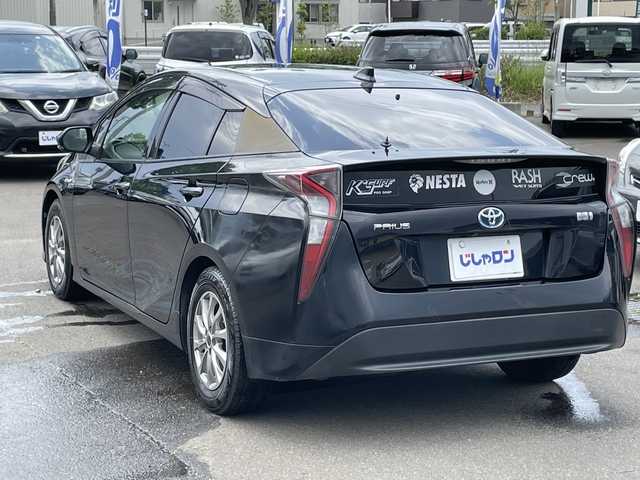 トヨタ プリウス S 宮城県 2016(平28)年 12.7万km アティチュードブラックマイカ (株)IDOMが運営する【じしゃロン仙台店】の自社ローン専用車両になりますこちらは現金またはオートローンご利用時の価格です。自社ローンご希望の方は別途その旨お申付け下さい/セーフティセンス/レーンキープ/オートハイビーム/クルコン/ETC/LEDヘッドライト