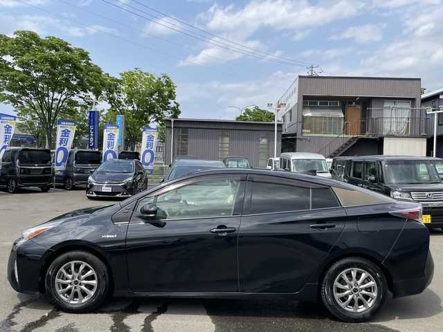 トヨタ プリウス S 宮城県 2016(平28)年 12.7万km アティチュードブラックマイカ (株)IDOMが運営する【じしゃロン仙台店】の自社ローン専用車両になりますこちらは現金またはオートローンご利用時の価格です。自社ローンご希望の方は別途その旨お申付け下さい/セーフティセンス/レーンキープ/オートハイビーム/クルコン/ETC/LEDヘッドライト