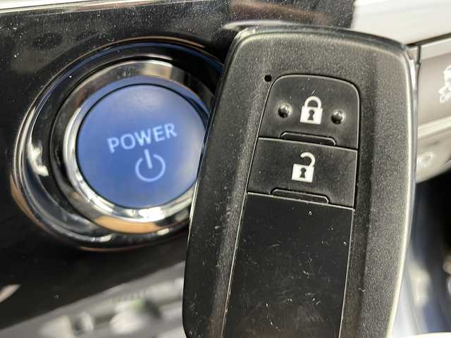 トヨタ プリウス S ツーリングセレクション 愛知県 2022(令4)年 2.3万km アティチュードブラックマイカ トヨタセーフティセンス/衝突軽減システム/純正８型ディスプレイオーディオ（ナビなし）/本革シート/レーダークルーズコントロール/シートヒーター/Bluetooth/バックカメラ/コーナーセンサー/純正アルミホイール/LEDヘッドライト/オートマチックハイビーム/ETC/ステアリングスイッチ/スマートキー/プッシュスタート