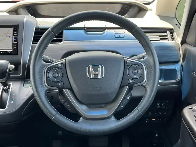 ホンダ フリード G ホンダセンシング 奈良県 2021(令3)年 2.7万km プラチナホワイトパール Ｓパッケージ　/純正ナビ　[VXM-224VFi]/(BT/DVD/CD)/バックカメラ　/ビルトインＥＴＣ　/地デジ　/レーダークルーズコントロール　/衝突被害軽減システム　/レーンキープアシスト　/両側パワースライドドア　/革巻きステアリング