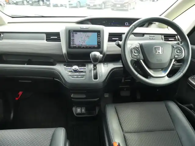 ホンダ フリード G ホンダセンシング 千葉県 2021(令3)年 2.7万km プラチナホワイトパール 185/65R15/ホンダセンシング/・衝突軽減ブレーキ（CMBS）/・車線維持支援システム（LKAS）/・アダプティブクルーズコントロール（ACC）/・後方誤発進抑制機能/・誤発進抑制機能/両側パワースライドドア/純正メモリーナビ/地デジTV/【DVD/CD再生機能　Bluetooth接続】/バックカメラ/ドライブレコーダー/ハーフレザーシート/革巻きステアリング/ETC/LEDヘッドライト/ウインカーミラー/純正15インチアルミホイル/Honda スマートキー