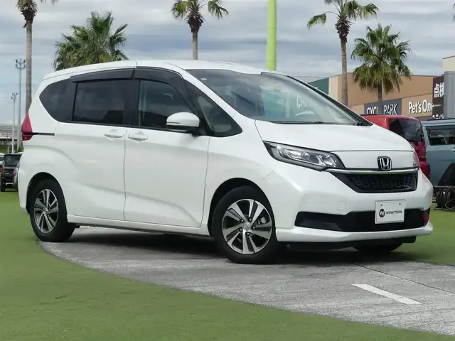 ホンダ フリード G ホンダセンシング 千葉県 2021(令3)年 2.7万km プラチナホワイトパール 185/65R15/ホンダセンシング/・衝突軽減ブレーキ（CMBS）/・車線維持支援システム（LKAS）/・アダプティブクルーズコントロール（ACC）/・後方誤発進抑制機能/・誤発進抑制機能/両側パワースライドドア/純正メモリーナビ/地デジTV/【DVD/CD再生機能　Bluetooth接続】/バックカメラ/ドライブレコーダー/ハーフレザーシート/革巻きステアリング/ETC/LEDヘッドライト/ウインカーミラー/純正15インチアルミホイル/Honda スマートキー