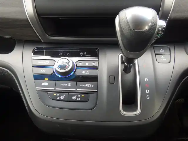 ホンダ フリード G ホンダセンシング 千葉県 2021(令3)年 2.7万km プラチナホワイトパール 185/65R15/ホンダセンシング/・衝突軽減ブレーキ（CMBS）/・車線維持支援システム（LKAS）/・アダプティブクルーズコントロール（ACC）/・後方誤発進抑制機能/・誤発進抑制機能/両側パワースライドドア/純正メモリーナビ/地デジTV/【DVD/CD再生機能　Bluetooth接続】/バックカメラ/ドライブレコーダー/ハーフレザーシート/革巻きステアリング/ETC/LEDヘッドライト/ウインカーミラー/純正15インチアルミホイル/Honda スマートキー