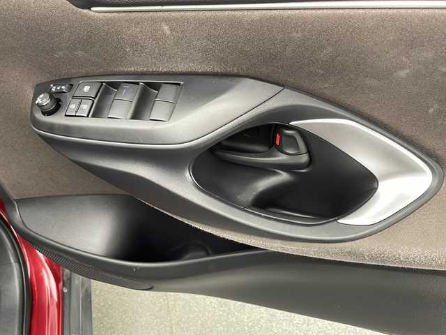 トヨタ ヤリスクロス ハイブリッド Z 宮崎県 2021(令3)年 4.1万km センシュアルレッドマイカ 禁煙車/トヨタセーフティセンス/純正8型高精細ディスプレイオーディオ/（T-CONNECT/FMAM/HDMI/Bluetooth）/純正バックカメラ/純正ビルトインETC/純正LEDオートライト/純正18インチアルミ/純正フロアマット/プリクラッシュセーフティ/アダプティブクルーズコントロール/レーンディパーチャーアラート/ブラインドスポットモニター/クリアランスソナー/電子パーキング/オートホールド/前席シートヒーター/運転席パワーシート/ハーフレザーシート/オートエアコン/オート電動格納ミラー/スマートキー/プッシュエンジンスタート/新車時保証書/取扱い説明書