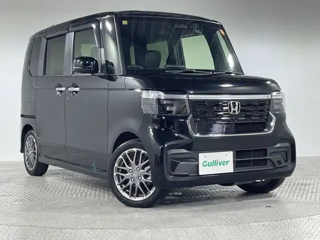 ホンダ Ｎ ＢＯＸ カスタム ターボ 神奈川県 2023(令5)年 0.5万km クリスタルブラックパール 純正８型メモリーナビゲーション【VXM-245ZFEi】/フルセグ　AM FM Bluetooth　USB　iPod　/バックカメラ/両側電動スライドドア【サンシェード】/ホンダセンシング/衝突軽減ブレーキ/歩行者事故低減ステアリング/標識認識機能/車線維持支援システム/オートハイビーム/後方誤発進抑制機能/パーキングセンサーシステム/先行車発進お知らせ機能/路外逸脱抑制機能/渋滞追従機能付アダブティブクルーズコントロール/誤発進抑制機能/近距離衝突軽減ブレーキ/合皮×スエードコンビシート/前席シートヒーター/革巻きステアリング/パドルシフト/純正ビルトインETC2.0/電子パーキング　オートホールド/純正前後ドライブレコーダー/無限フロアマット　バイザー/プッシュスタート/スマートキー/純正サイドシル　リアスポイラー/純正15インチアルミホイール/取説/スペアキー