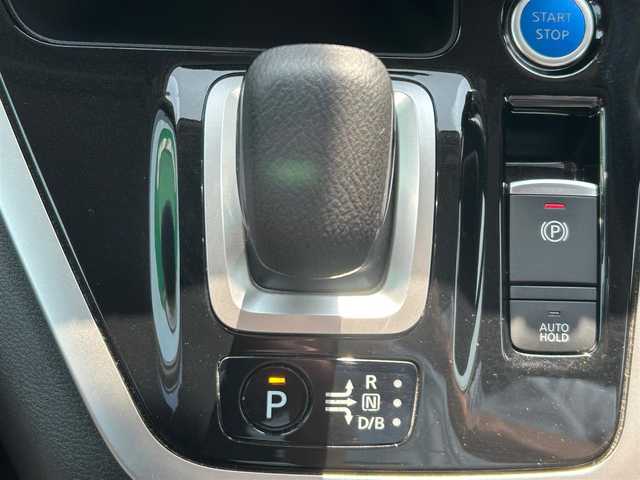日産 セレナ e－パワー ハイウェイスター V 静岡県 2019(平31)年 6.9万km ブリリアントホワイトパール エンジンスタートボタン/パワーステアリング/パワーウィンドウ/パーキングアシスト/アイドリングストップ/スマートキー/スペアキー１本/Wオートエアコン/クルーズコントロール/フリップダウンモニター/USB入力端子/ETC/全方位カメラ/純正9インチSDナビ（CD/DVD/BT/フルセグ）/ドライブレレコーダー前後/三列シート/ウォークスルー/純正フロアマット/D席N席シートヒーター/両側パワースライドドア/純正アルミホイール/ABS/横滑り防止装置/ナイトビジョン/コーナーセンサー前後/レーンキープアシスト/オートライト/オートマチックハイビーム/LEDヘッドライト/W+サイドエアバック/カーテンエアバック/衝突軽減システム/プロパイロット