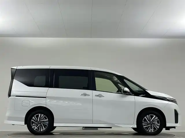 日産 セレナ e－パワー ハイウェイスター V 埼玉県 2025(令7)年 0.1千km プリズムホワイト 登録済未使用車　純正１２．３型ナビ　純正１１インチフリップダウンモニター　全方位　置くだけ充電　プロパイロット　液晶ミラー　前後ドライブレコーダー　ＢＳＭ　両側パワースライドドア　ＥＴＣ　スペアキー