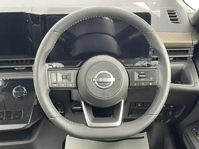 日産 セレナ e－パワー ハイウェイスター V 埼玉県 2025(令7)年 0.1千km プリズムホワイト 登録済未使用車　純正１２．３型ナビ　純正１１インチフリップダウンモニター　全方位　置くだけ充電　プロパイロット　液晶ミラー　前後ドライブレコーダー　ＢＳＭ　両側パワースライドドア　ＥＴＣ　スペアキー