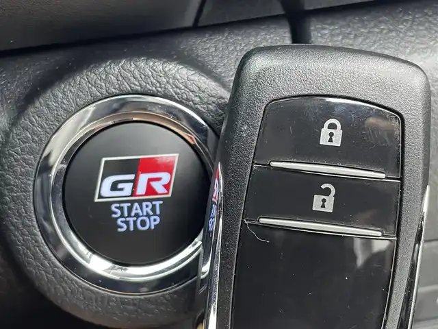 トヨタ ハイラックス Z GRスポーツ 茨城県 2024(令6)年 0.4万km プラチナホワイトパールマイカ ディスプレイオーディオ(8インチ)/ナビゲーション/Bluetooth/USB入力(動画・音楽再生/給電)/全周囲カメラ/デジタルインナーミラー/プリクラッシュセーフティ/レーンディパーチャーアラート/レーダークルーズコントロール/ロードサインアシスト/先行車発進告知機能/寒冷地仕様/・ウインドシールドデアイサー/・ヒーター付ドアミラー/・フロントヒーター/パドルシフト/LEDヘッドライト/オートライト