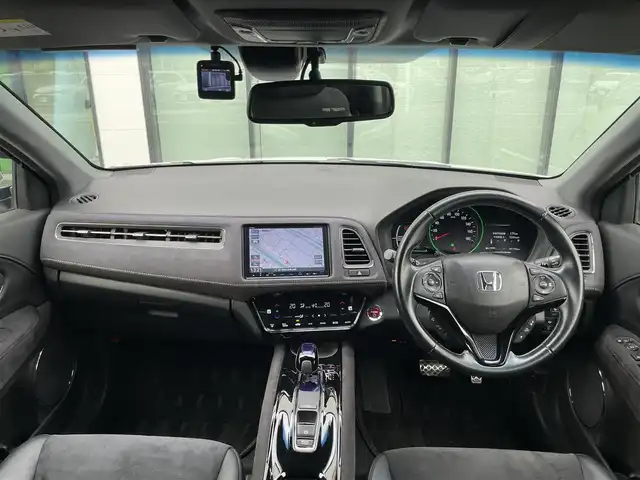 ホンダ ヴェゼル ハイブリッド RS ホンダセンシング 香川県 2016(平28)年 5.2万km ホワイトオーキッドパール ディーラーオプション8インチインターナビ/→フルセグ/CD/DVD/Bluetooth/→iPod/AUX/HDMI/バックカメラ/Honda SENSING/・ACC(アダプティブクルーズコントロール)/・CMBS（衝突被害軽減ブレーキ）/・LKAS（車線維持支援システム）/・路外逸脱抑制機能/・誤発進抑制機能/・先行車発進お知らせ機能/・標識認識機能/・歩行者事故低減ステアリング/・オートハイビーム/LEDヘッドライト/ハーフレザーシート/前席シートヒーター/革巻きステアリング/ステアリングリモコン/電子パーキングブレーキ/オートブレーキホールド/純正18インチアルミ/ETC/前方ドライブレコーダー