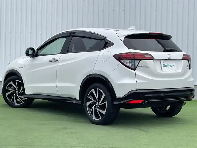 ホンダ ヴェゼル ハイブリッド RS ホンダセンシング 香川県 2016(平28)年 5.2万km ホワイトオーキッドパール ディーラーオプション8インチインターナビ/→フルセグ/CD/DVD/Bluetooth/→iPod/AUX/HDMI/バックカメラ/Honda SENSING/・ACC(アダプティブクルーズコントロール)/・CMBS（衝突被害軽減ブレーキ）/・LKAS（車線維持支援システム）/・路外逸脱抑制機能/・誤発進抑制機能/・先行車発進お知らせ機能/・標識認識機能/・歩行者事故低減ステアリング/・オートハイビーム/LEDヘッドライト/ハーフレザーシート/前席シートヒーター/革巻きステアリング/ステアリングリモコン/電子パーキングブレーキ/オートブレーキホールド/純正18インチアルミ/ETC/前方ドライブレコーダー