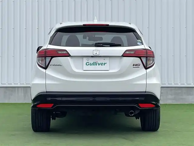 ホンダ ヴェゼル ハイブリッド RS ホンダセンシング 香川県 2016(平28)年 5.2万km ホワイトオーキッドパール ディーラーオプション8インチインターナビ/→フルセグ/CD/DVD/Bluetooth/→iPod/AUX/HDMI/バックカメラ/Honda SENSING/・ACC(アダプティブクルーズコントロール)/・CMBS（衝突被害軽減ブレーキ）/・LKAS（車線維持支援システム）/・路外逸脱抑制機能/・誤発進抑制機能/・先行車発進お知らせ機能/・標識認識機能/・歩行者事故低減ステアリング/・オートハイビーム/LEDヘッドライト/ハーフレザーシート/前席シートヒーター/革巻きステアリング/ステアリングリモコン/電子パーキングブレーキ/オートブレーキホールド/純正18インチアルミ/ETC/前方ドライブレコーダー