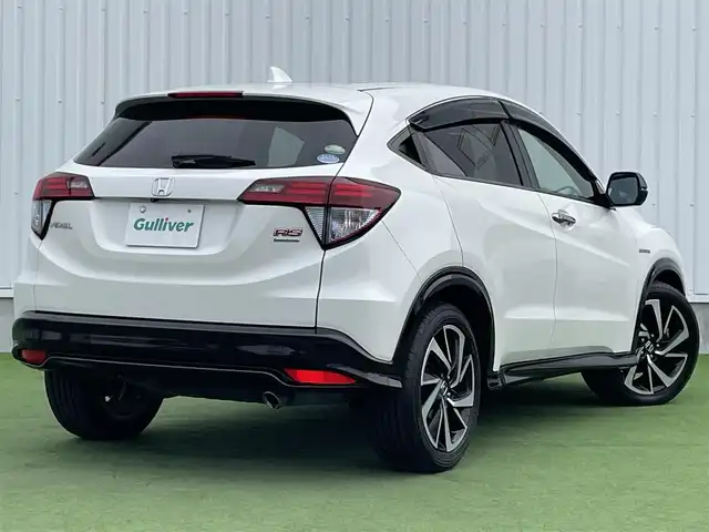 ホンダ ヴェゼル ハイブリッド RS ホンダセンシング 香川県 2016(平28)年 5.2万km ホワイトオーキッドパール ディーラーオプション8インチインターナビ/→フルセグ/CD/DVD/Bluetooth/→iPod/AUX/HDMI/バックカメラ/Honda SENSING/・ACC(アダプティブクルーズコントロール)/・CMBS（衝突被害軽減ブレーキ）/・LKAS（車線維持支援システム）/・路外逸脱抑制機能/・誤発進抑制機能/・先行車発進お知らせ機能/・標識認識機能/・歩行者事故低減ステアリング/・オートハイビーム/LEDヘッドライト/ハーフレザーシート/前席シートヒーター/革巻きステアリング/ステアリングリモコン/電子パーキングブレーキ/オートブレーキホールド/純正18インチアルミ/ETC/前方ドライブレコーダー