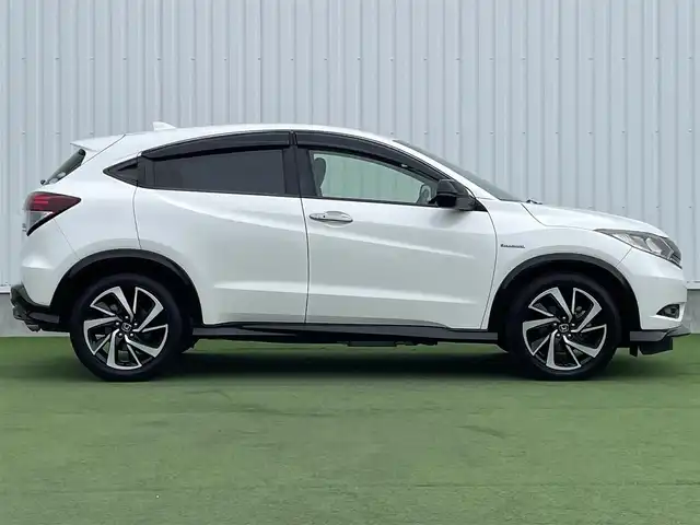 ホンダ ヴェゼル ハイブリッド RS ホンダセンシング 香川県 2016(平28)年 5.2万km ホワイトオーキッドパール ディーラーオプション8インチインターナビ/→フルセグ/CD/DVD/Bluetooth/→iPod/AUX/HDMI/バックカメラ/Honda SENSING/・ACC(アダプティブクルーズコントロール)/・CMBS（衝突被害軽減ブレーキ）/・LKAS（車線維持支援システム）/・路外逸脱抑制機能/・誤発進抑制機能/・先行車発進お知らせ機能/・標識認識機能/・歩行者事故低減ステアリング/・オートハイビーム/LEDヘッドライト/ハーフレザーシート/前席シートヒーター/革巻きステアリング/ステアリングリモコン/電子パーキングブレーキ/オートブレーキホールド/純正18インチアルミ/ETC/前方ドライブレコーダー