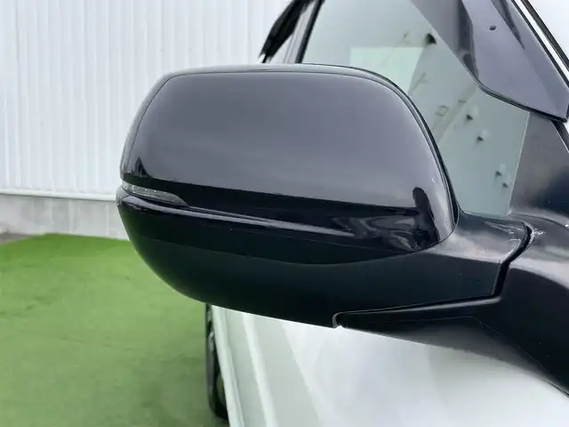 ホンダ ヴェゼル ハイブリッド RS ホンダセンシング 香川県 2016(平28)年 5.2万km ホワイトオーキッドパール ディーラーオプション8インチインターナビ/→フルセグ/CD/DVD/Bluetooth/→iPod/AUX/HDMI/バックカメラ/Honda SENSING/・ACC(アダプティブクルーズコントロール)/・CMBS（衝突被害軽減ブレーキ）/・LKAS（車線維持支援システム）/・路外逸脱抑制機能/・誤発進抑制機能/・先行車発進お知らせ機能/・標識認識機能/・歩行者事故低減ステアリング/・オートハイビーム/LEDヘッドライト/ハーフレザーシート/前席シートヒーター/革巻きステアリング/ステアリングリモコン/電子パーキングブレーキ/オートブレーキホールド/純正18インチアルミ/ETC/前方ドライブレコーダー