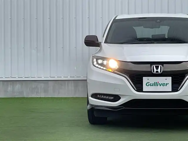 ホンダ ヴェゼル ハイブリッド RS ホンダセンシング 香川県 2016(平28)年 5.2万km ホワイトオーキッドパール ディーラーオプション8インチインターナビ/→フルセグ/CD/DVD/Bluetooth/→iPod/AUX/HDMI/バックカメラ/Honda SENSING/・ACC(アダプティブクルーズコントロール)/・CMBS（衝突被害軽減ブレーキ）/・LKAS（車線維持支援システム）/・路外逸脱抑制機能/・誤発進抑制機能/・先行車発進お知らせ機能/・標識認識機能/・歩行者事故低減ステアリング/・オートハイビーム/LEDヘッドライト/ハーフレザーシート/前席シートヒーター/革巻きステアリング/ステアリングリモコン/電子パーキングブレーキ/オートブレーキホールド/純正18インチアルミ/ETC/前方ドライブレコーダー