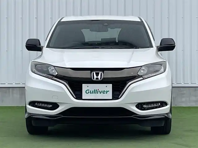 ホンダ ヴェゼル ハイブリッド RS ホンダセンシング 香川県 2016(平28)年 5.2万km ホワイトオーキッドパール ディーラーオプション8インチインターナビ/→フルセグ/CD/DVD/Bluetooth/→iPod/AUX/HDMI/バックカメラ/Honda SENSING/・ACC(アダプティブクルーズコントロール)/・CMBS（衝突被害軽減ブレーキ）/・LKAS（車線維持支援システム）/・路外逸脱抑制機能/・誤発進抑制機能/・先行車発進お知らせ機能/・標識認識機能/・歩行者事故低減ステアリング/・オートハイビーム/LEDヘッドライト/ハーフレザーシート/前席シートヒーター/革巻きステアリング/ステアリングリモコン/電子パーキングブレーキ/オートブレーキホールド/純正18インチアルミ/ETC/前方ドライブレコーダー