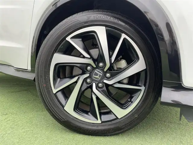 ホンダ ヴェゼル ハイブリッド RS ホンダセンシング 香川県 2016(平28)年 5.2万km ホワイトオーキッドパール ディーラーオプション8インチインターナビ/→フルセグ/CD/DVD/Bluetooth/→iPod/AUX/HDMI/バックカメラ/Honda SENSING/・ACC(アダプティブクルーズコントロール)/・CMBS（衝突被害軽減ブレーキ）/・LKAS（車線維持支援システム）/・路外逸脱抑制機能/・誤発進抑制機能/・先行車発進お知らせ機能/・標識認識機能/・歩行者事故低減ステアリング/・オートハイビーム/LEDヘッドライト/ハーフレザーシート/前席シートヒーター/革巻きステアリング/ステアリングリモコン/電子パーキングブレーキ/オートブレーキホールド/純正18インチアルミ/ETC/前方ドライブレコーダー