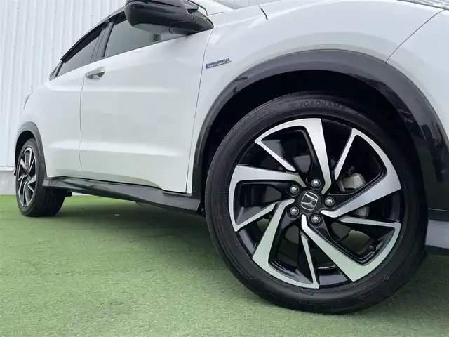 ホンダ ヴェゼル ハイブリッド RS ホンダセンシング 香川県 2016(平28)年 5.2万km ホワイトオーキッドパール ディーラーオプション8インチインターナビ/→フルセグ/CD/DVD/Bluetooth/→iPod/AUX/HDMI/バックカメラ/Honda SENSING/・ACC(アダプティブクルーズコントロール)/・CMBS（衝突被害軽減ブレーキ）/・LKAS（車線維持支援システム）/・路外逸脱抑制機能/・誤発進抑制機能/・先行車発進お知らせ機能/・標識認識機能/・歩行者事故低減ステアリング/・オートハイビーム/LEDヘッドライト/ハーフレザーシート/前席シートヒーター/革巻きステアリング/ステアリングリモコン/電子パーキングブレーキ/オートブレーキホールド/純正18インチアルミ/ETC/前方ドライブレコーダー