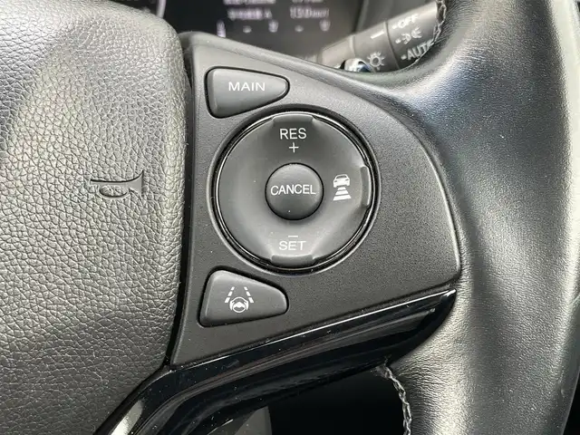 ホンダ ヴェゼル ハイブリッド RS ホンダセンシング 香川県 2016(平28)年 5.2万km ホワイトオーキッドパール ディーラーオプション8インチインターナビ/→フルセグ/CD/DVD/Bluetooth/→iPod/AUX/HDMI/バックカメラ/Honda SENSING/・ACC(アダプティブクルーズコントロール)/・CMBS（衝突被害軽減ブレーキ）/・LKAS（車線維持支援システム）/・路外逸脱抑制機能/・誤発進抑制機能/・先行車発進お知らせ機能/・標識認識機能/・歩行者事故低減ステアリング/・オートハイビーム/LEDヘッドライト/ハーフレザーシート/前席シートヒーター/革巻きステアリング/ステアリングリモコン/電子パーキングブレーキ/オートブレーキホールド/純正18インチアルミ/ETC/前方ドライブレコーダー