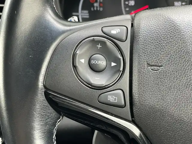 ホンダ ヴェゼル ハイブリッド RS ホンダセンシング 香川県 2016(平28)年 5.2万km ホワイトオーキッドパール ディーラーオプション8インチインターナビ/→フルセグ/CD/DVD/Bluetooth/→iPod/AUX/HDMI/バックカメラ/Honda SENSING/・ACC(アダプティブクルーズコントロール)/・CMBS（衝突被害軽減ブレーキ）/・LKAS（車線維持支援システム）/・路外逸脱抑制機能/・誤発進抑制機能/・先行車発進お知らせ機能/・標識認識機能/・歩行者事故低減ステアリング/・オートハイビーム/LEDヘッドライト/ハーフレザーシート/前席シートヒーター/革巻きステアリング/ステアリングリモコン/電子パーキングブレーキ/オートブレーキホールド/純正18インチアルミ/ETC/前方ドライブレコーダー