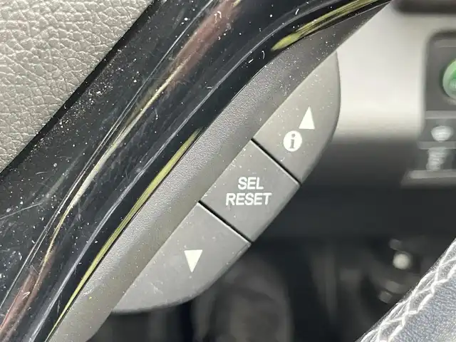 ホンダ ヴェゼル ハイブリッド RS ホンダセンシング 香川県 2016(平28)年 5.2万km ホワイトオーキッドパール ディーラーオプション8インチインターナビ/→フルセグ/CD/DVD/Bluetooth/→iPod/AUX/HDMI/バックカメラ/Honda SENSING/・ACC(アダプティブクルーズコントロール)/・CMBS（衝突被害軽減ブレーキ）/・LKAS（車線維持支援システム）/・路外逸脱抑制機能/・誤発進抑制機能/・先行車発進お知らせ機能/・標識認識機能/・歩行者事故低減ステアリング/・オートハイビーム/LEDヘッドライト/ハーフレザーシート/前席シートヒーター/革巻きステアリング/ステアリングリモコン/電子パーキングブレーキ/オートブレーキホールド/純正18インチアルミ/ETC/前方ドライブレコーダー