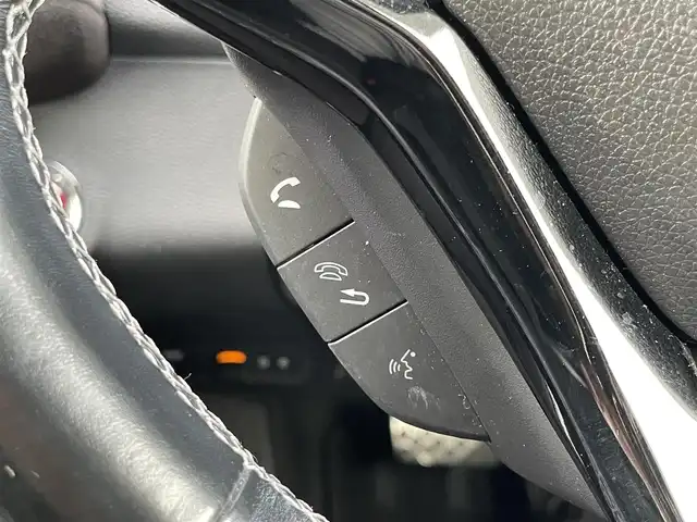 ホンダ ヴェゼル ハイブリッド RS ホンダセンシング 香川県 2016(平28)年 5.2万km ホワイトオーキッドパール ディーラーオプション8インチインターナビ/→フルセグ/CD/DVD/Bluetooth/→iPod/AUX/HDMI/バックカメラ/Honda SENSING/・ACC(アダプティブクルーズコントロール)/・CMBS（衝突被害軽減ブレーキ）/・LKAS（車線維持支援システム）/・路外逸脱抑制機能/・誤発進抑制機能/・先行車発進お知らせ機能/・標識認識機能/・歩行者事故低減ステアリング/・オートハイビーム/LEDヘッドライト/ハーフレザーシート/前席シートヒーター/革巻きステアリング/ステアリングリモコン/電子パーキングブレーキ/オートブレーキホールド/純正18インチアルミ/ETC/前方ドライブレコーダー