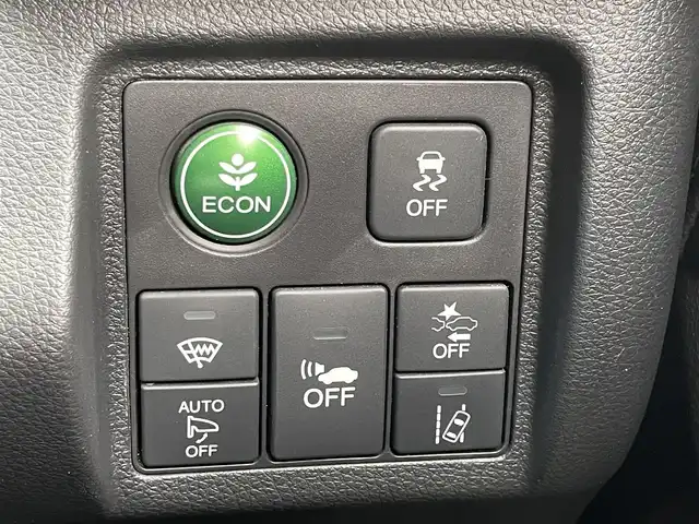 ホンダ ヴェゼル ハイブリッド RS ホンダセンシング 香川県 2016(平28)年 5.2万km ホワイトオーキッドパール ディーラーオプション8インチインターナビ/→フルセグ/CD/DVD/Bluetooth/→iPod/AUX/HDMI/バックカメラ/Honda SENSING/・ACC(アダプティブクルーズコントロール)/・CMBS（衝突被害軽減ブレーキ）/・LKAS（車線維持支援システム）/・路外逸脱抑制機能/・誤発進抑制機能/・先行車発進お知らせ機能/・標識認識機能/・歩行者事故低減ステアリング/・オートハイビーム/LEDヘッドライト/ハーフレザーシート/前席シートヒーター/革巻きステアリング/ステアリングリモコン/電子パーキングブレーキ/オートブレーキホールド/純正18インチアルミ/ETC/前方ドライブレコーダー