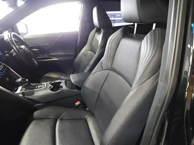 トヨタ ハリアー ハイブリッド Z レザーパッケージ 長崎県 2021(令3)年 8.3万km プレシャスブラックパール 〇ワンオーナー/〇純正12.3インチナビ/〇フルセグTV/〇バックカメラ/〇パノラマモニター/〇ビルトインETC2.0/〇JBLプレミアムサウンド/〇GRエアロ（フロント/サイド/リアアンダー）/〇セーフティセンス/〇レーダークルーズコントロール/〇プリクラッシュセーフティ/〇ブラインドスポットモニター/〇パワーバックドア/〇LEDヘッドランプ/〇オートライト/〇フォグランプ/〇社外19インチアルミ/〇革巻きステアリング/〇オートエアコン/〇革シート/〇シートヒーター/シートベンチレーション/〇パワーシート/〇スマートエントリー/〇禁煙車