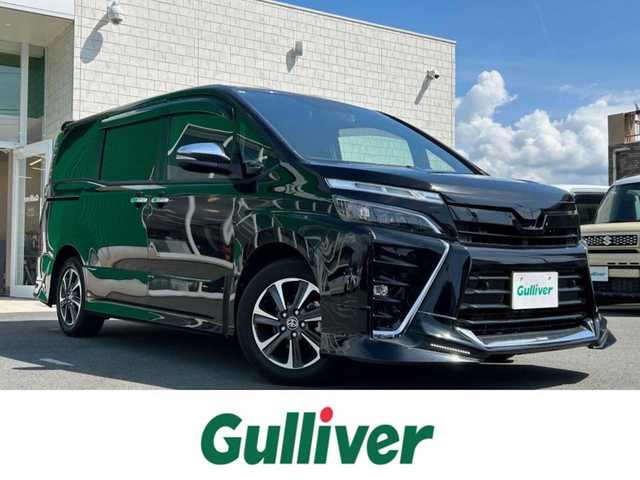 トヨタ ヴォクシー ZS 煌Ⅲ 静岡県 2021(令3)年 5.7万km ブラック TRDエアロ/純正9インチSDナビ(Bluetooth、CD、DVD、フルセグTV)/バックカメラ/両側パワスラ/ETC/スペアキー１本/クルコン/前後ドラレコ/純正アルミ/合皮シート/スマートキー/プッシュスタート/ダブルオートエアコン/アイドリングストップ/保証書/取扱説明書/USB入力端子/三列シート/ウォークスルー/純正フロアマット/横滑り防止装置/レーンキープアシスト/前後コーナーセンサー/オートライト/LEDヘッドライト/衝突軽減システム/ダブルエアバック