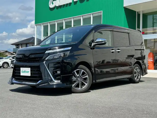 トヨタ ヴォクシー ZS 煌Ⅲ 静岡県 2021(令3)年 5.7万km ブラック TRDエアロ/純正9インチSDナビ(Bluetooth、CD、DVD、フルセグTV)/バックカメラ/両側パワスラ/ETC/スペアキー１本/クルコン/前後ドラレコ/純正アルミ/合皮シート/スマートキー/プッシュスタート/ダブルオートエアコン/アイドリングストップ/保証書/取扱説明書/USB入力端子/三列シート/ウォークスルー/純正フロアマット/横滑り防止装置/レーンキープアシスト/前後コーナーセンサー/オートライト/LEDヘッドライト/衝突軽減システム/ダブルエアバック
