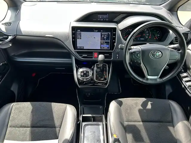 トヨタ ヴォクシー ZS 煌Ⅲ 静岡県 2021(令3)年 5.7万km ブラック TRDエアロ/純正9インチSDナビ(Bluetooth、CD、DVD、フルセグTV)/バックカメラ/両側パワスラ/ETC/スペアキー１本/クルコン/前後ドラレコ/純正アルミ/合皮シート/スマートキー/プッシュスタート/ダブルオートエアコン/アイドリングストップ/保証書/取扱説明書/USB入力端子/三列シート/ウォークスルー/純正フロアマット/横滑り防止装置/レーンキープアシスト/前後コーナーセンサー/オートライト/LEDヘッドライト/衝突軽減システム/ダブルエアバック