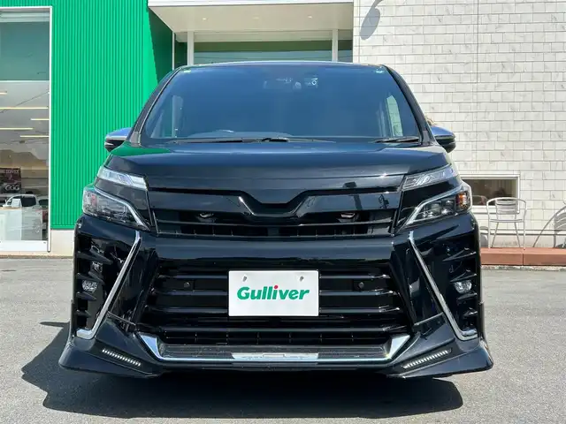 トヨタ ヴォクシー ZS 煌Ⅲ 静岡県 2021(令3)年 5.7万km ブラック TRDエアロ/純正9インチSDナビ(Bluetooth、CD、DVD、フルセグTV)/バックカメラ/両側パワスラ/ETC/スペアキー１本/クルコン/前後ドラレコ/純正アルミ/合皮シート/スマートキー/プッシュスタート/ダブルオートエアコン/アイドリングストップ/保証書/取扱説明書/USB入力端子/三列シート/ウォークスルー/純正フロアマット/横滑り防止装置/レーンキープアシスト/前後コーナーセンサー/オートライト/LEDヘッドライト/衝突軽減システム/ダブルエアバック