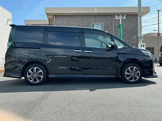 トヨタ ヴォクシー ZS 煌Ⅲ 静岡県 2021(令3)年 5.7万km ブラック TRDエアロ/純正9インチSDナビ(Bluetooth、CD、DVD、フルセグTV)/バックカメラ/両側パワスラ/ETC/スペアキー１本/クルコン/前後ドラレコ/純正アルミ/合皮シート/スマートキー/プッシュスタート/ダブルオートエアコン/アイドリングストップ/保証書/取扱説明書/USB入力端子/三列シート/ウォークスルー/純正フロアマット/横滑り防止装置/レーンキープアシスト/前後コーナーセンサー/オートライト/LEDヘッドライト/衝突軽減システム/ダブルエアバック