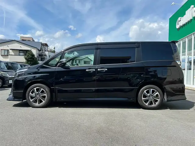 トヨタ ヴォクシー ZS 煌Ⅲ 静岡県 2021(令3)年 5.7万km ブラック TRDエアロ/純正9インチSDナビ(Bluetooth、CD、DVD、フルセグTV)/バックカメラ/両側パワスラ/ETC/スペアキー１本/クルコン/前後ドラレコ/純正アルミ/合皮シート/スマートキー/プッシュスタート/ダブルオートエアコン/アイドリングストップ/保証書/取扱説明書/USB入力端子/三列シート/ウォークスルー/純正フロアマット/横滑り防止装置/レーンキープアシスト/前後コーナーセンサー/オートライト/LEDヘッドライト/衝突軽減システム/ダブルエアバック