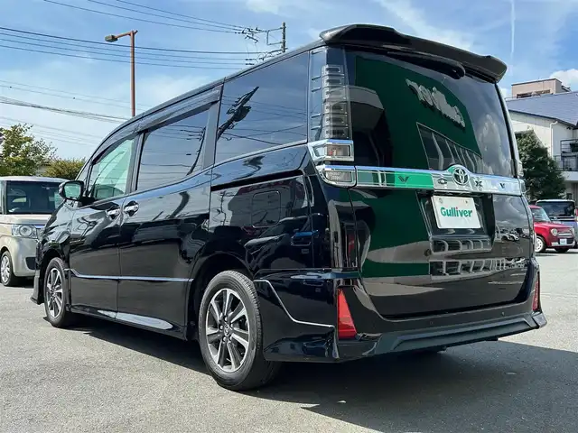 トヨタ ヴォクシー ZS 煌Ⅲ 静岡県 2021(令3)年 5.7万km ブラック TRDエアロ/純正9インチSDナビ(Bluetooth、CD、DVD、フルセグTV)/バックカメラ/両側パワスラ/ETC/スペアキー１本/クルコン/前後ドラレコ/純正アルミ/合皮シート/スマートキー/プッシュスタート/ダブルオートエアコン/アイドリングストップ/保証書/取扱説明書/USB入力端子/三列シート/ウォークスルー/純正フロアマット/横滑り防止装置/レーンキープアシスト/前後コーナーセンサー/オートライト/LEDヘッドライト/衝突軽減システム/ダブルエアバック