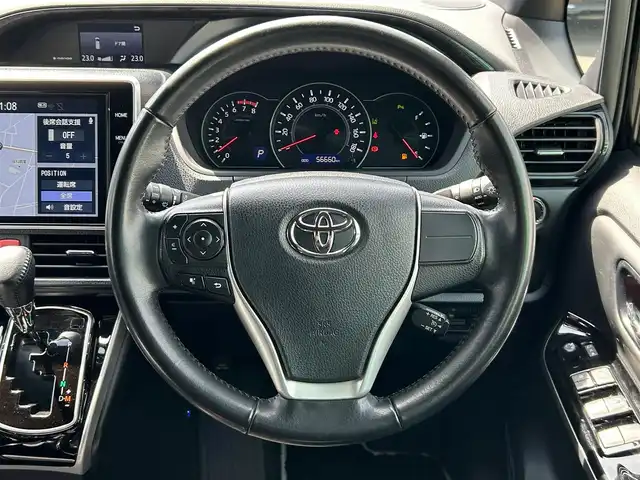 トヨタ ヴォクシー ZS 煌Ⅲ 静岡県 2021(令3)年 5.7万km ブラック TRDエアロ/純正9インチSDナビ(Bluetooth、CD、DVD、フルセグTV)/バックカメラ/両側パワスラ/ETC/スペアキー１本/クルコン/前後ドラレコ/純正アルミ/合皮シート/スマートキー/プッシュスタート/ダブルオートエアコン/アイドリングストップ/保証書/取扱説明書/USB入力端子/三列シート/ウォークスルー/純正フロアマット/横滑り防止装置/レーンキープアシスト/前後コーナーセンサー/オートライト/LEDヘッドライト/衝突軽減システム/ダブルエアバック