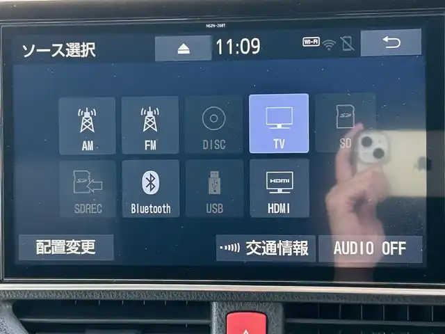トヨタ ヴォクシー ZS 煌Ⅲ 静岡県 2021(令3)年 5.7万km ブラック TRDエアロ/純正9インチSDナビ(Bluetooth、CD、DVD、フルセグTV)/バックカメラ/両側パワスラ/ETC/スペアキー１本/クルコン/前後ドラレコ/純正アルミ/合皮シート/スマートキー/プッシュスタート/ダブルオートエアコン/アイドリングストップ/保証書/取扱説明書/USB入力端子/三列シート/ウォークスルー/純正フロアマット/横滑り防止装置/レーンキープアシスト/前後コーナーセンサー/オートライト/LEDヘッドライト/衝突軽減システム/ダブルエアバック
