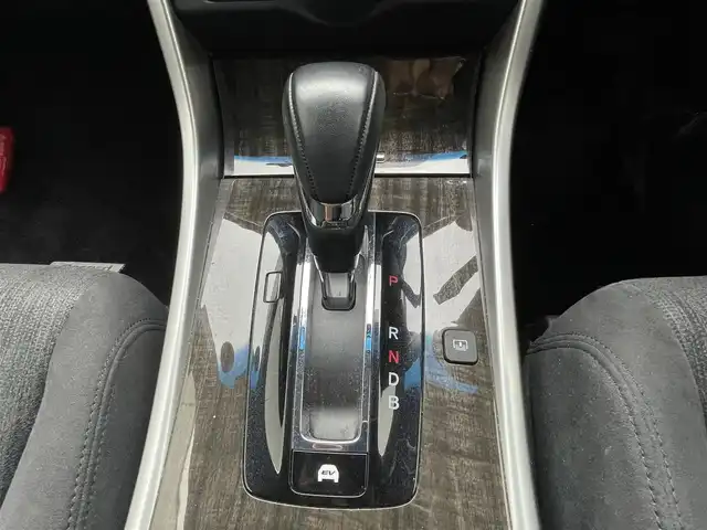 ホンダ アコード ハイブリッド EX 千葉県 2013(平25)年 11.6万km ホワイトオーキッドパール (株)IDOMが運営する【じしゃロン八千代店】の自社ローン専用車両になります。/こちらは現金またはオートローンご利用時の価格です。自社ローンご希望の方は別途その旨お申付け下さい。/フルセグTV対応ホンダインターナビ/アダプティブ・クルーズ・コントロール/レーンキープアシスト/衝突軽減ブレーキ/前後型ドライブレコーダー
