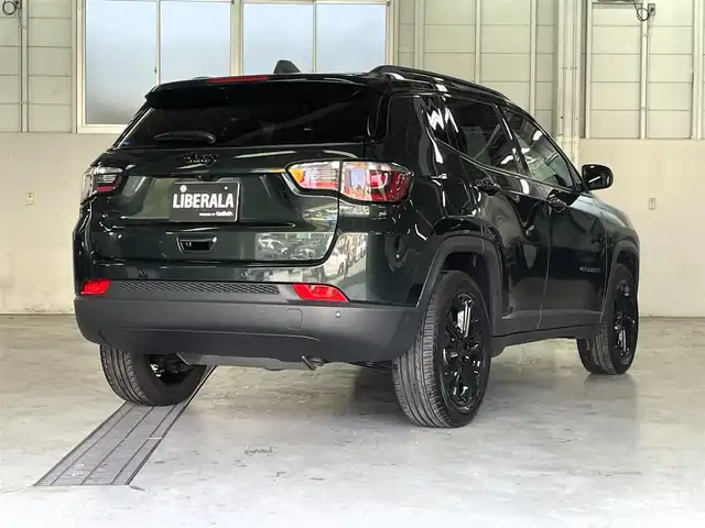 クライスラー・ジープ ジープ コンパス ナイトイーグル 兵庫県 2023(令5)年 0.5万km 緑Ⅱ 100台限定/10.1モニター純正ナビ/バックカメラ/ETC/ドライブレコーダー/ブラックステッチ入革/ファブリックコンビシート/アダプティブクルーズコントロール/オートブレーキホールド/パークアシスト/トラフィックサインレゴニクション/インテリジェントスピードアシスト/純正18インチAW/リフレクター式LEDヘッドランプ/ブラックルーフレール/スマートキー/Bluetooth/USB