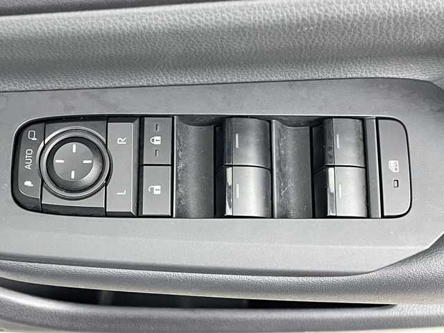 トヨタ プリウス X 大分県 2023(令5)年 5.3万km シルバーメタリック Toyota Safety Sense/・プリクラッシュセーフティ/・レーントレーシングアシスト［LTA］/＋レーンディパーチャーアラート［LDA］、/・レーダークルーズコントロール（全車速追従機能付）/・オートマチックハイビーム［AHB］/・ロードサインアシスト［RSA］/・ドライバー異常時対応システム/・プロアクティブドライビングアシスト［PDA］/・発進遅れ告知機能［TMN］/社外ナビ　型式：AVN-LBS01/【Bluetooth、AM/FM】/ステアリングスイッチ/バックカメラ/プッシュスタート/ETC/AC100V/電動パーキング/オートホールド機能/電動格納ミラー/社外フロアマット/オートライト/LEDヘッドライト/スペアタイヤ
