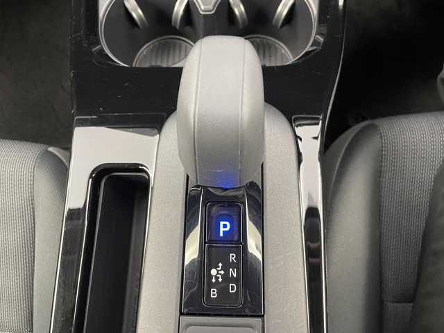 トヨタ プリウス X 大分県 2023(令5)年 5.3万km シルバーメタリック Toyota Safety Sense/・プリクラッシュセーフティ/・レーントレーシングアシスト［LTA］/＋レーンディパーチャーアラート［LDA］、/・レーダークルーズコントロール（全車速追従機能付）/・オートマチックハイビーム［AHB］/・ロードサインアシスト［RSA］/・ドライバー異常時対応システム/・プロアクティブドライビングアシスト［PDA］/・発進遅れ告知機能［TMN］/社外ナビ　型式：AVN-LBS01/【Bluetooth、AM/FM】/ステアリングスイッチ/バックカメラ/プッシュスタート/ETC/AC100V/電動パーキング/オートホールド機能/電動格納ミラー/社外フロアマット/オートライト/LEDヘッドライト/スペアタイヤ