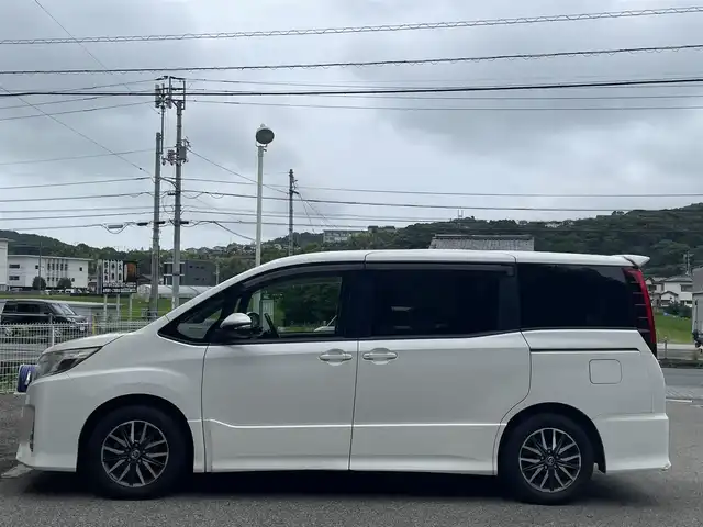 トヨタ ノア Si 高知県 2014(平26)年 12.6万km ホワイトパールクリスタルシャイン (株)IDOMが運営する【じしゃロン高知店】の自社ローン専用車両になります。こちらは現金またはオートローンご利用時の価格です。自社ローンご希望の方は別途その旨お申付け下さい
