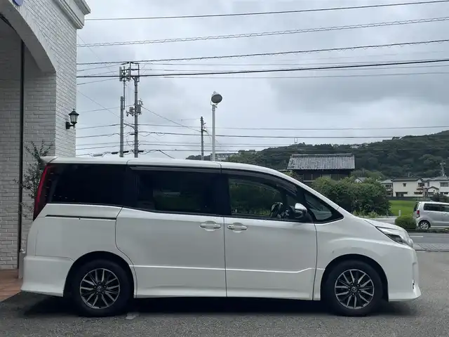 トヨタ ノア Si 高知県 2014(平26)年 12.6万km ホワイトパールクリスタルシャイン (株)IDOMが運営する【じしゃロン高知店】の自社ローン専用車両になります。こちらは現金またはオートローンご利用時の価格です。自社ローンご希望の方は別途その旨お申付け下さい